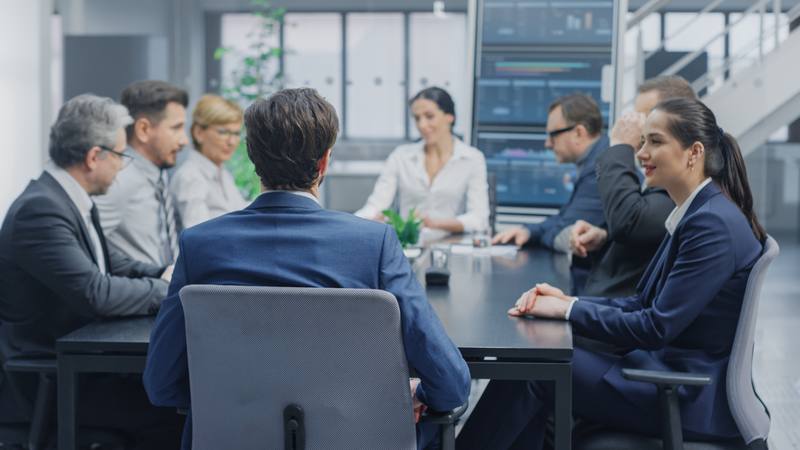 Equipo en una reunión de negocios analizando soluciones de ingeniería